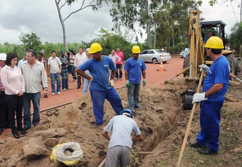 Homens e máquinas trabalham a todo vapor no local (Foto: Secom)