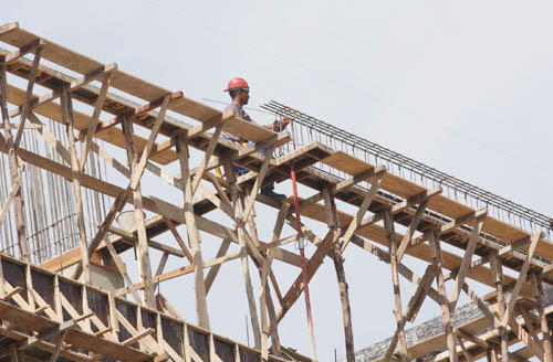 Com o montante de obras, crescem as vagas no setor da construção civil (Foto: Antônio Leudo)