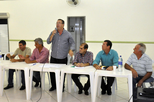 O secretário de Obras, Urbanismo e Infraestrutura, Edilson Peixoto, se reuniu nesta sexta-feira (5) com moradores do Parque Imperial e do Residencial Santo Antônio, bairros localizados às margens da RJ-216 (Foto: Divulgação)