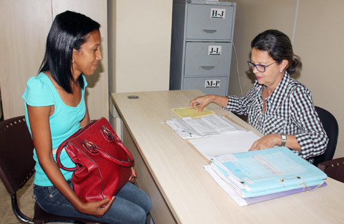 Assistida pela Secretaria de Justiça e Assistência Judiciária há 16 anos, Elane Pessanha, 38 anos, elogia o atendimento e a eficiência oferecidos pelo órgão (Foto: Divulgação)