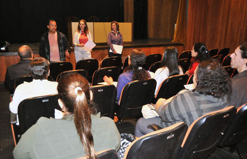 Foi realizada nesta quarta-feira (10) uma reunião com diretores de escolas municipais, estaduais, federais e particulares e outras entidades que irão participar do desfile (Foto: Rogério Azevedo)