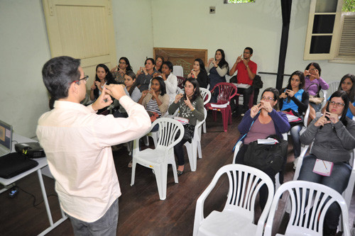 A secretaria de Educação, Cultura e Esporte desenvolve o cursao de libras em diferentes unidades da rede (Foto: Rogério Azevedo)