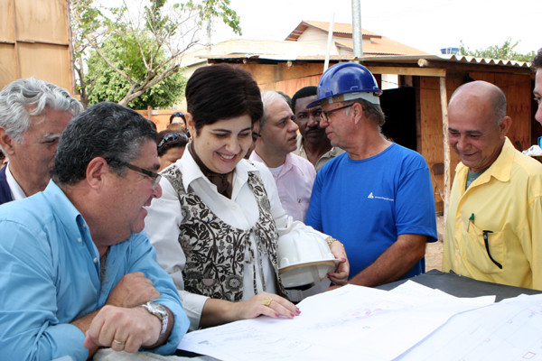 A Prefeita Rosinha Garotinho conferiu se o projeto original está de acordo com o andamento das obras (Foto: César Ferreira)