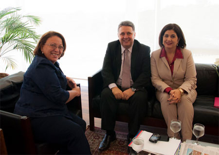 A prefeita Rosinha Garotinho, acompanhada do deputado federal Anthony Garotinho, foi recebida em audiência pela Ministra das Relações Institucionais, Ideli Salvatti, no Palácio do Planalto (Foto: Divulgação)