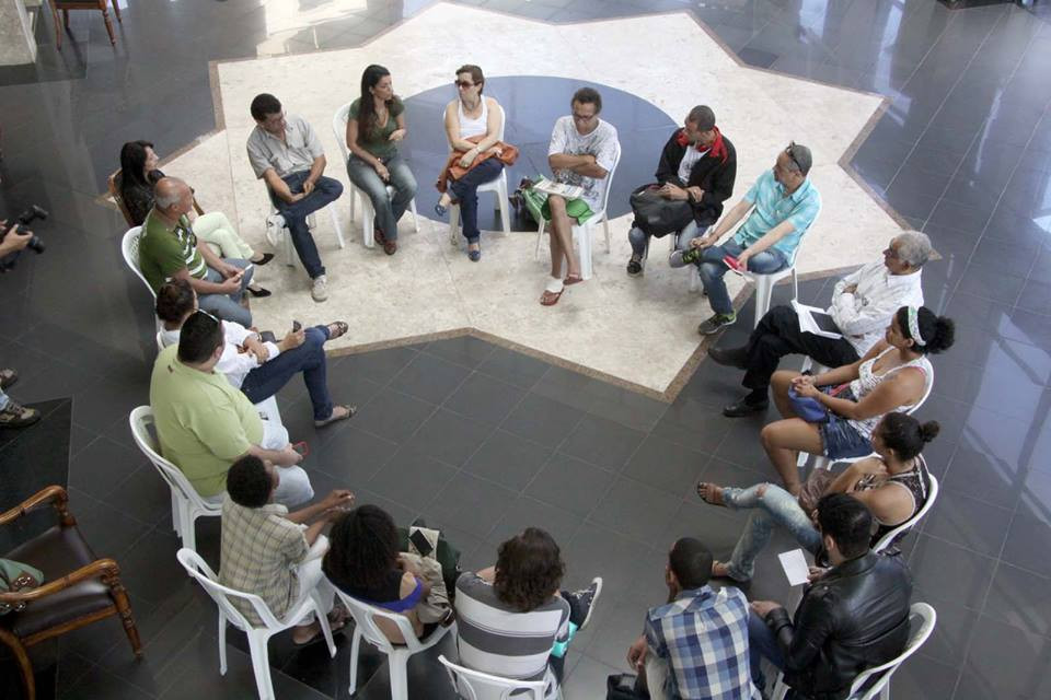 Durante a reunião, que aconteceu no Foyer do Teatro Trianon, os artistas foram convidados a participar da III Conferência Municipal de Cultura, que acontece neste sábado (20) (Foto: Divulgação)