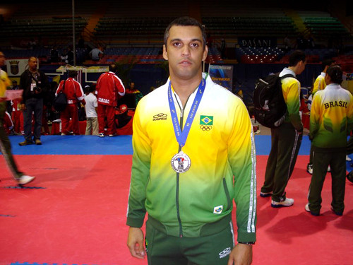 Douglas Marcelino tem 33 anos, foi medalha de bronze no Mundial de 2010, campeão dos Jogos Sul-Americanos, em 2009, e tem no currículo seis títulos brasileiros (Foto: Divulgação)