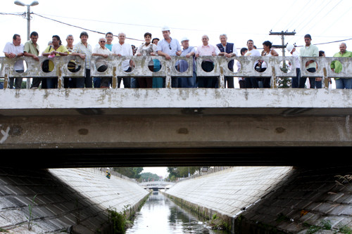 A Prefeita Rosinha Garotinho, o vice-Prefeito Doutor Chicão, além de secretários e comunidade, estiveram vistoriando a Nova Beirão Valão (Foto: César Ferreira)