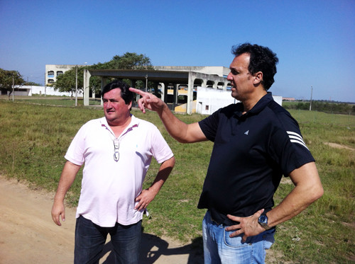 O presidente da Fundação Municipal de Esportes (FME), André Ferreira (Pampa do Vôlei); acompanhado do superintendente de Esportes da FME, Tunico Porto; visitou nesta quinta-feira (18) o Ciep da Codin, na Terra Prometida (Foto: Divulgação)