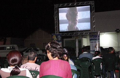 O CineLuz já foi realizado nos distritos de Goitacazes, Santa Maria, no estacionamento do Mercado Municipal e na Penha (Foto: Antônio Leudo)