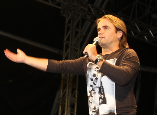 Umas das atrações deste sábado (20) é o o cantor católico Eros Biondini, que sobe ao palco montado na Praça São Salvador para o evangelizashow. (Foto: Roberto Joia)