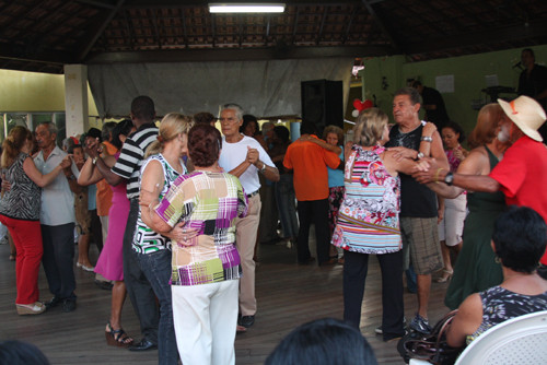 Constantemente os idosos participam de bailes no Clube da Terceira Idade (Foto: Antônio Leudo)