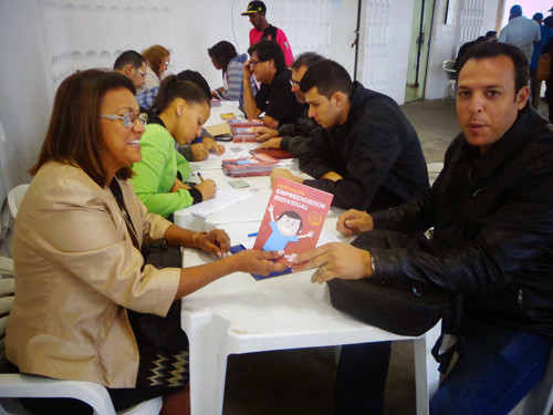 A secretária Rosangela Tavares orientou os novos empreendedores a atender seus clientes com base no Código de Defesa do Consumidor (Foto: Divulgação)