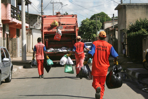 A orientação é para que os moradores coloquem o lixo para ser recolhido, sempre a partir das 7h (Foto: Antônio Leudo)