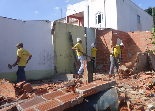 As últimas casas construídas em área de risco, em Ururaí, foram demolidas nesta terça-feira (Foto: Divulgação)