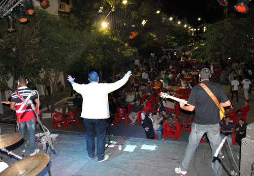 A banda Pequeninos do Senhor cantou louvores e encantou o público (Foto: Secom)