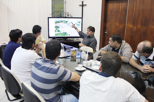 O presidente do Cidac se reuniu com o diretor do IFF) e com uma equipe técnica para discutir a Biblioteca Digital (Foto: Secom)