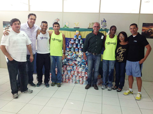 O presidente da Fundação Municipal de Esportes (FME), André Ferreira (Pampa), entregou nesta quarta-feira (7), à diretora do Asilo Do Carmo, Conceição Santana, cerca de 250 kg de leite em pó, entre latas e pacotes, arrecadados na 3ª etapa do Cam (Foto: Divulgação)