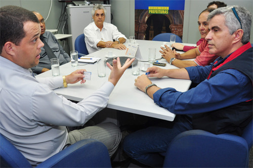 O secretário de Agricultura, Eduardo Crespo, se reuniu com gerentes da Caixa nesta terça-feira, para traçar os detalhes para firmar a parceeria (Foto: César Ferreira)