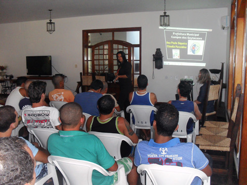 O Setor de Informação, Educação e Comunicação em Saúde da Vigilância Sanitária de Campos (IEC-Visa) realizou palestra educativa para os portadores de dependência química que estão em tratamento (Foto: Divulgação)