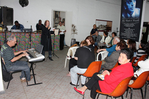 Os artistas do bairro tiveram a oportunidade de recitar trechos das obras do autor (Foto: Divulgação)