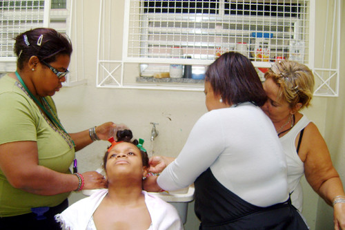 As mulheres atendidas no Cras da Codin puderam lavar, escovar e, até mesmo cortar os cabelos (Foto: Divulgação)