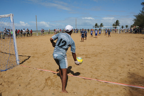 Arena onde acontece o Futebol de Areia de Navegantes recebe arquibancada