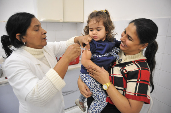 Campos é o único município do país que oferece a vacina contra a catapora na rede municipal de saúde, para crianças a partir de 1 ano e 6 meses e menores de 3 anos (Foto: Rogério Azevedo)