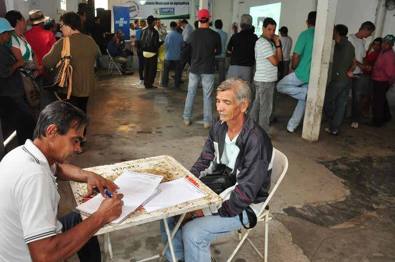 Para aqueles que não fizeram o cadastramento, os técnicos estarão atendendo durante todo o dia, na sede da Secretaria de Agricultura (Foto: César Ferreira)