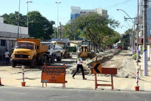 Homens e máquinas estão no local (Foto: Gerson Gomes)