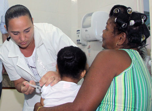 Cerca de 10 mil crianças já compareceram aos postos de saúde de Campos para atualização do cartão de vacinação totalizando 15 mil doses aplicadas (Foto: Secom)