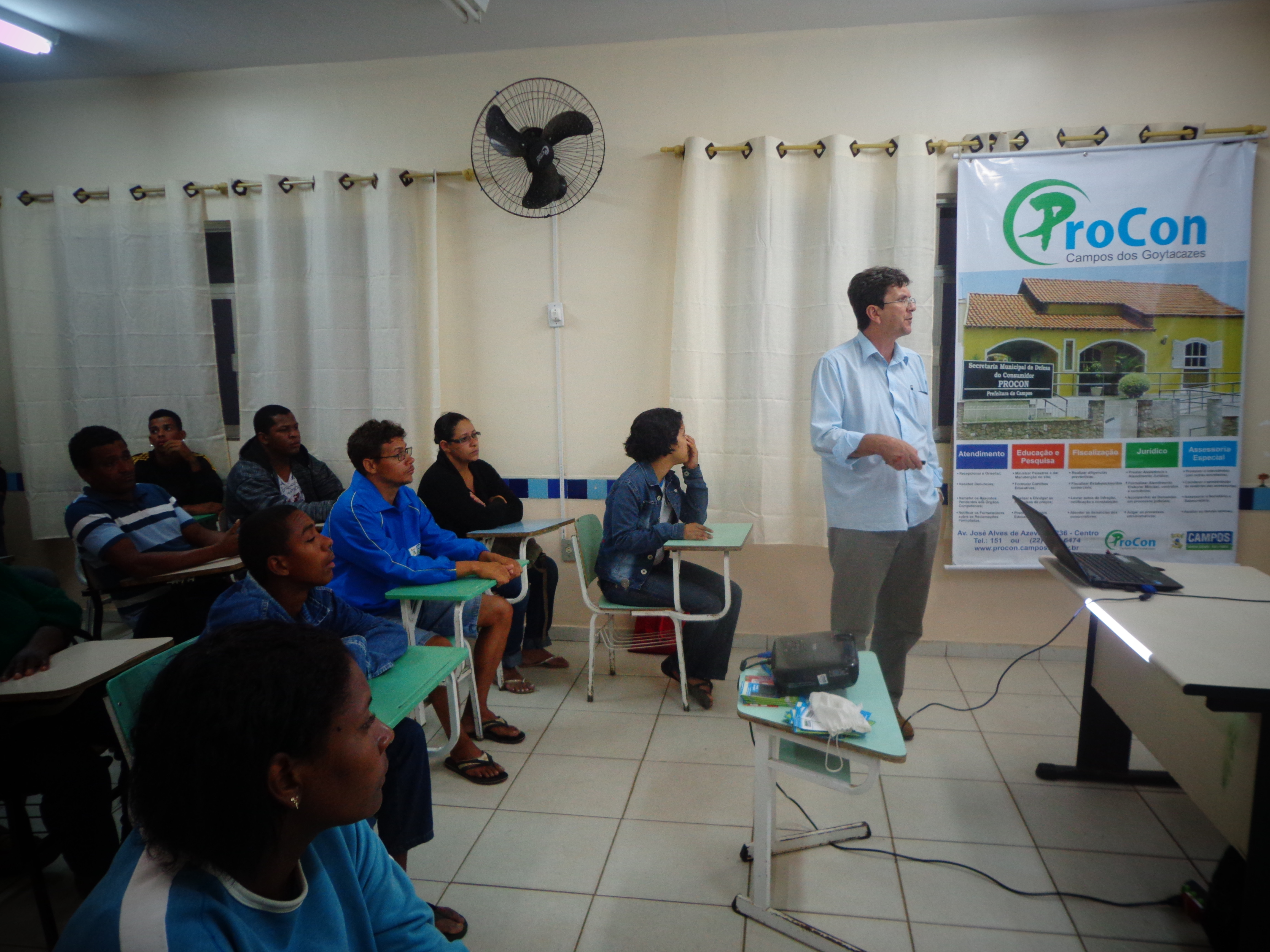 Os profissionais do Procon/Campos realizaram nessa terça-feira uma palestra para os alunos do Ensino de Jovens e Adultos  da rede pública municipal (Foto: secom)