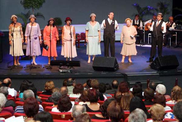O grupo Boa Noite Amor abre a programação pelos 12 anos do Teatro Trianon (Foto: Gerson Gomes)