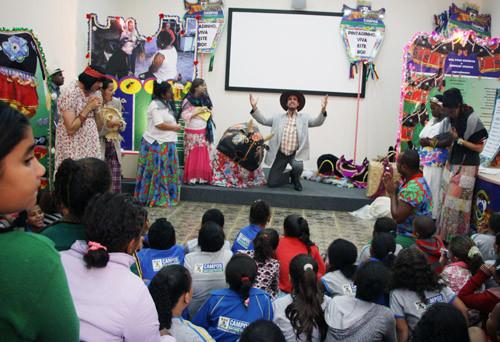 A História do Boi Pintadinho encenada pelos alunos do curso livre de teatro e animadores culturais (Foto: secom)