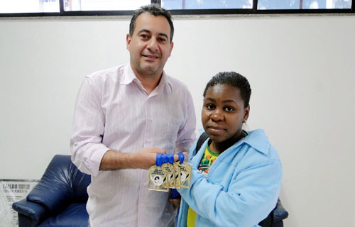 A atleta campista de Kung Fu, Daiane Cruz, e o vice-presidente da Fundação de Esportes, Luiz Alberto Menezes (Foto: Divulgação)