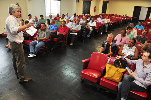 O secretário de Agricultura, Eduardo Crespo, falou aos supervisores os principais pontos a serem citados durante divulgação (Foto: César Ferreira)