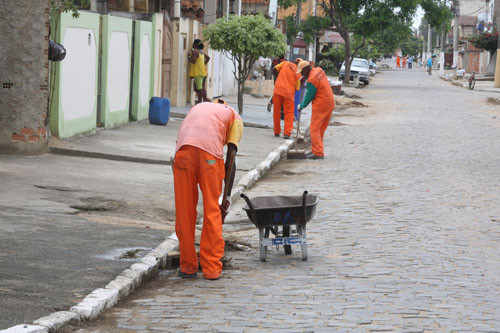 Equipes realizam trabalhos diversificados nas ruas dos bairros da cidade (Foto: Secom)