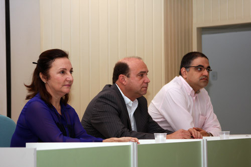 O vice-prefeito e secretário de Saúde, Doutor Chicão, entre o diretor de Vigilância em Saúde, Charbell Kury, e a médica do Comitê de Gastroenterologia da SOPERJ, Sheila Nogueira Pércope (Foto: Divulgação)