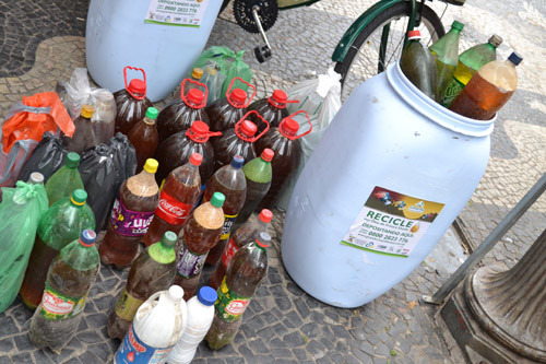 O Programa Recicla Óleo, desenvolvido pela Secretaria de Limpeza Pública, Praças e Jardins em parceria com a empresa Grande Rio, recolheu mil litros de óleo (Foto: Rodolfo Lins)