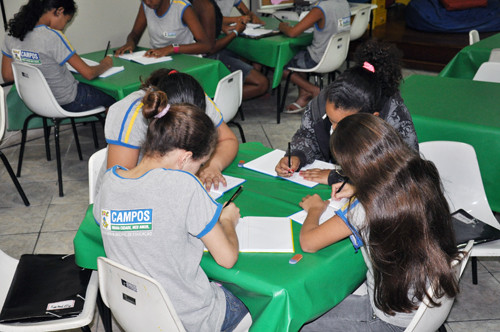 Ao todo, cerca de 20 alunos participam do projeto, que se estende à Casa de Cultura José Cândido de Carvalho, em Goitacazes (Foto: Rogério Azevedo)