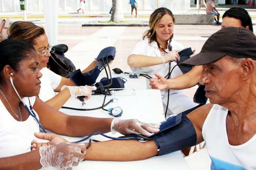 Entre os atendimentos oferecidos pelo programa, estão aferição de pressão arterial (Foto: César Ferreira)