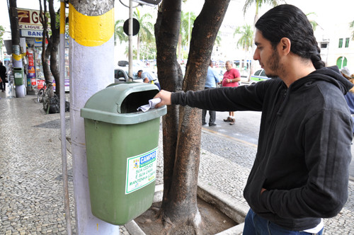 Para o operador de minilab, Rudolph Sousa, 24 anos, ter as papeleiras espalhadas por toda a cidade é muito bom (Foto: Rogério Azevedo)