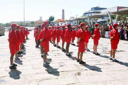 Várias crianças e adolescentes têm participado do Programa Bombeiro Mirim (Foto: Roberto Joia)