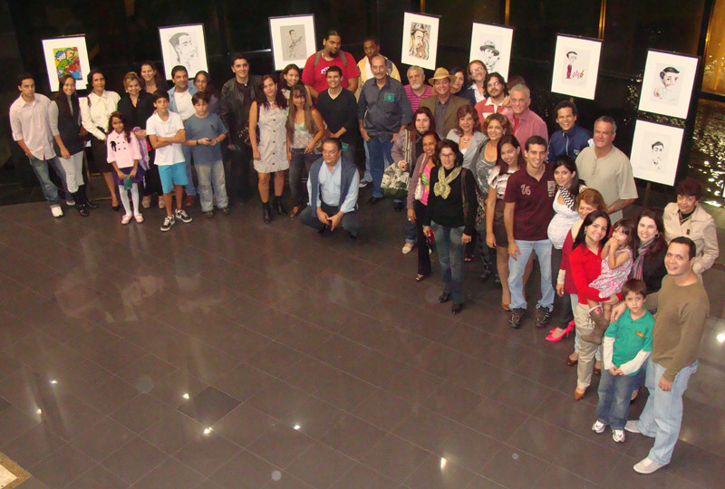 Os artistas se reuniram no foyer do teatro antes da mostra (Foto: Divulgação)
