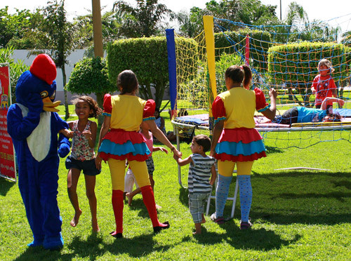 A criançada brincou na cama elástica. Para divertir os pequenos, a animadora de festas, Tia Clê, conduziu as brincadeiras. (Foto: Divulgação)