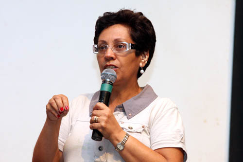 A secretária de Educação, Joilza Rangel Abreu, chama a atenção dos interessados (Foto: Gerson Gomes)