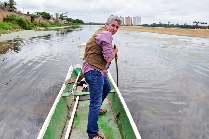 - O nível do Rio Paraíba do Sul continua crítico segundo  Eduardo Crespo a secretaria começou a operar a bomba, através de parceria com a usina Coagro (Foto: César Ferreira)