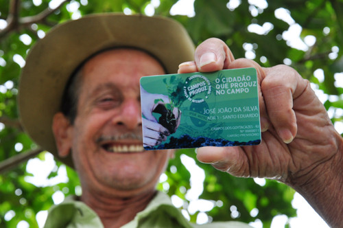 Com o cartão, o produtor rural poderá solicitar serviços e ser atendido pelos programas da secretaria (Foto: César Ferreira)