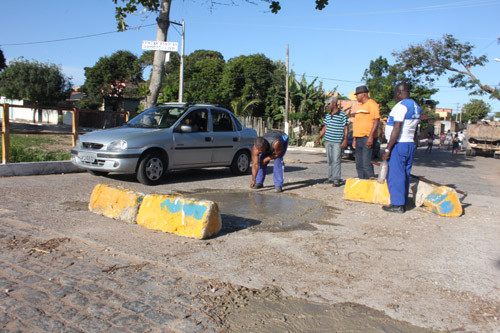 A secretaria de Obras Urbanismo e Infraestrutura realizou nesta sexta feira (13) um trabalho de restauração no vão central da Ponte do Valão localizado no Parque Prazeres em Guarus (Foto: Secom)