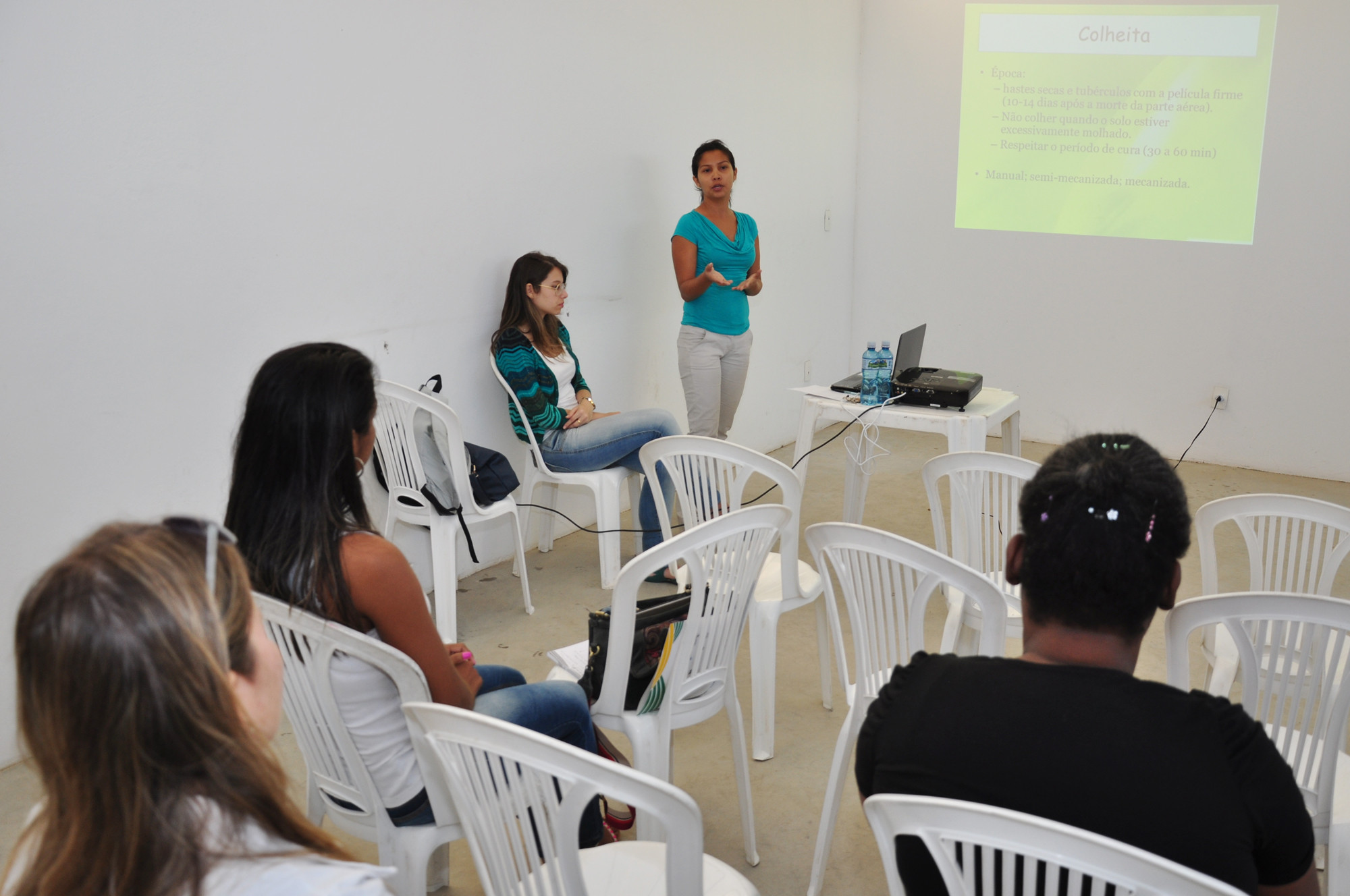 A consultora de políticas públicas do Sebrae, Adriana Barreto, esclareceu sobre como fornecer ao poder público (Foto: César Ferreira)