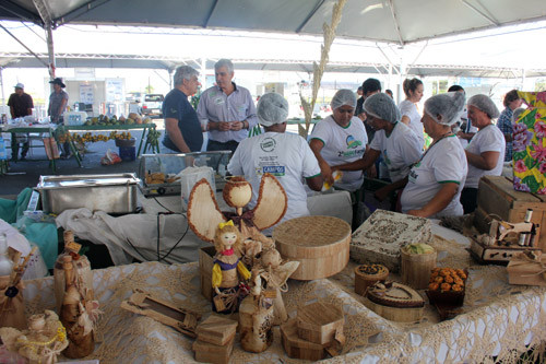 Artesãs da Feira Mãos de Campos, produtores da Feira da Roça e representantes de empresas estão satisfeitos com as vendas na Feira AgroFamiliar (Foto: Secom)